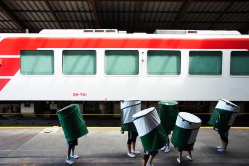 Sanriku 2016 - children with drums cases over their heads