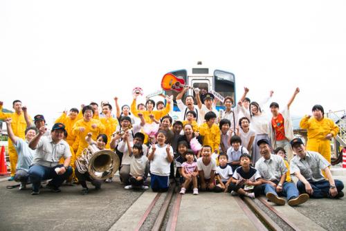 Sanriku 2016 - everybody waving, in front of a train
